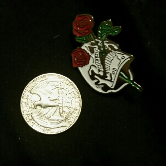 SALE *1 LEFT* NWOT Skull & Roses Pin - Picture 3 of 3